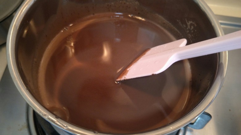 最“柔软”纸杯蛋糕☕—爆浆巧克力,慢慢搅拌，小火慢慢煮熬巧克力卡仕达酱。