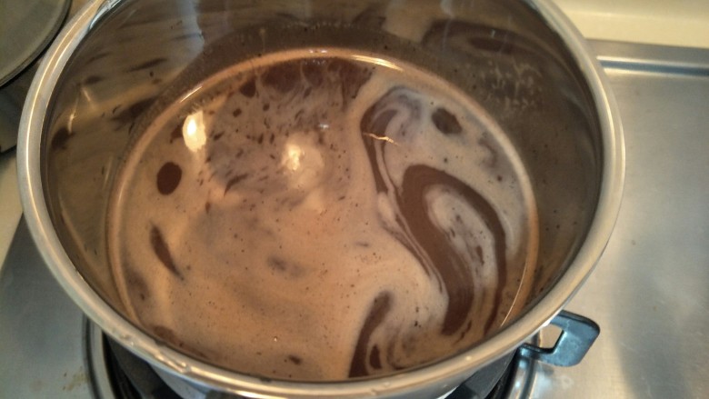 最“柔软”纸杯蛋糕☕—爆浆巧克力,重新过筛充入奶锅中。