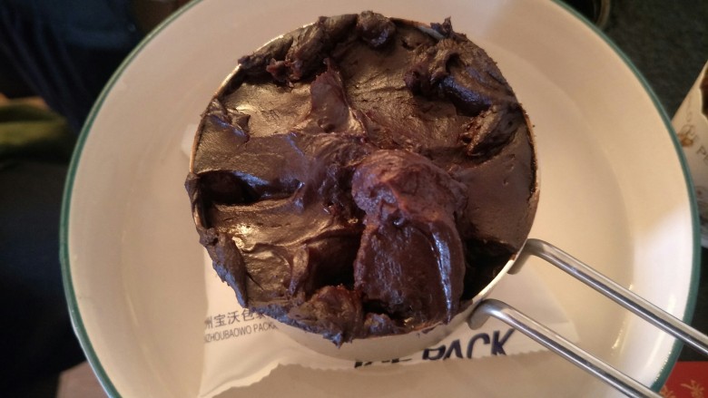 最“柔软”纸杯蛋糕☕—爆浆巧克力,重新放回小碗里冷藏待用。不着急的话，盖章保鲜膜放在冰箱里冷藏一个钟头。