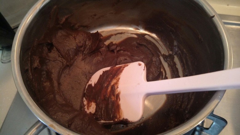 最“柔软”纸杯蛋糕☕—爆浆巧克力,用于温黑巧克力融化。拌匀。，巧克力卡仕达酱完成。