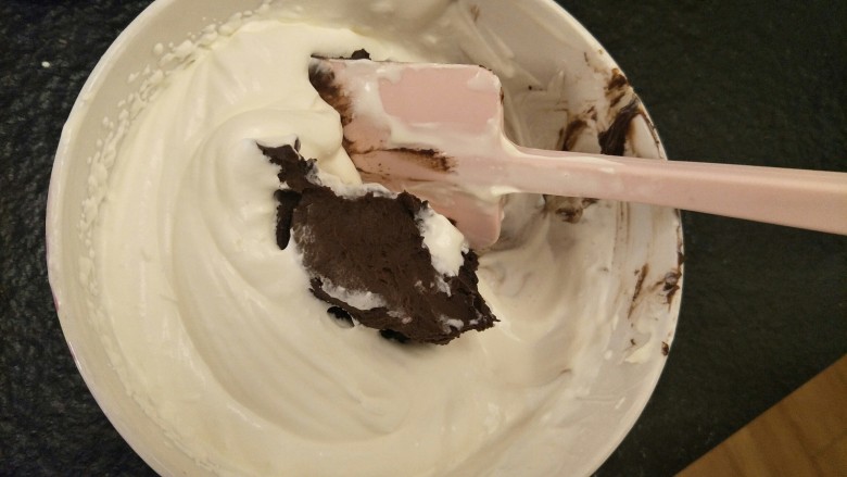 最“柔软”纸杯蛋糕☕—爆浆巧克力,按入冷藏好的巧克力酱。