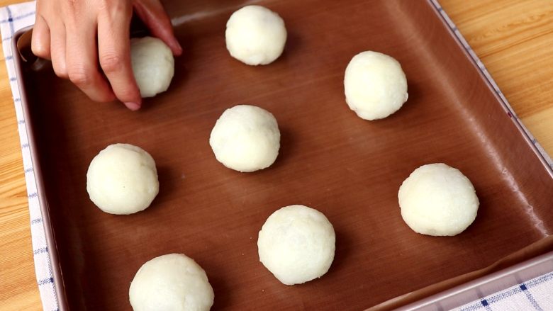 土豆蛋黄酥,放在垫烤垫的烤盘上，此时可以开始预热烤箱

tips：没有烤垫，可以垫油纸