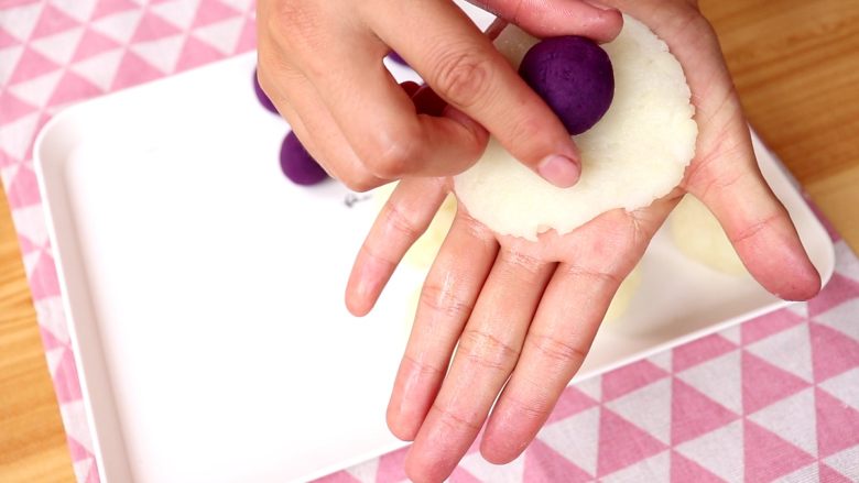 土豆蛋黄酥,30g土豆泥包裹住包奶酪的紫薯球