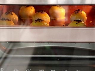 土豆蛋黄酥,放入预热好的烤箱中层，上下管170度，烤20min

tips：具体时间，根据自家的烤箱情况而定，但是建议不要烤太长时间，以防烤爆裂