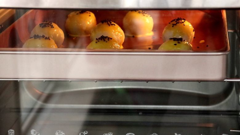 土豆蛋黄酥,放入预热好的烤箱中层，上下管170度，烤20min

tips：具体时间，根据自家的烤箱情况而定，但是建议不要烤太长时间，以防烤爆裂