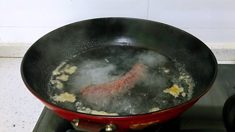 麻辣香肠,用水煮熟，或者放入蒸锅蒸熟。选择用水煮是有的香肠比较咸，这样有一部分盐会溶解到水中，让香肠更合口。