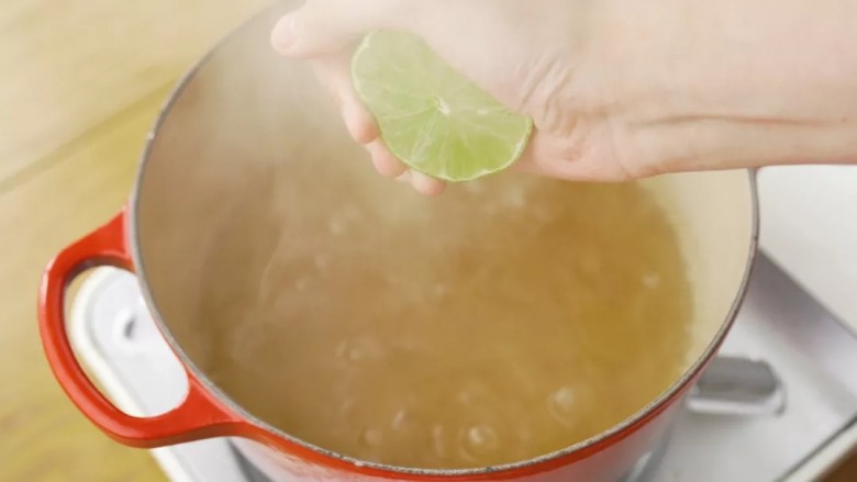 青柠香茅冻,到时间后把香茅捞出来，挤上适量的柠檬汁。