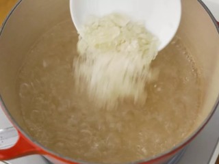 青柠香茅冻,把水倒进锅里烧开，加入冰糖，煮到融化。