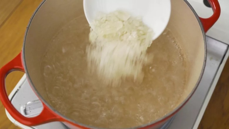 青柠香茅冻,把水倒进锅里烧开，加入冰糖，煮到融化。
