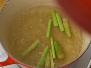 青柠香茅冻,加香茅进去，也可以再加1、2片姜，煮开后转小火，盖起来煮30分钟。