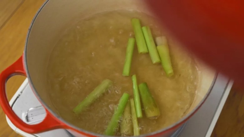 青柠香茅冻,加香茅进去，也可以再加1、2片姜，煮开后转小火，盖起来煮30分钟。