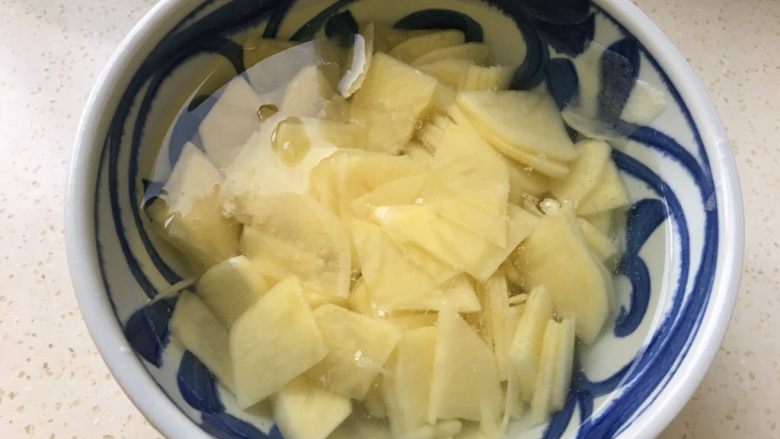 土豆肉片,切好的土豆放水里泡三分钟。