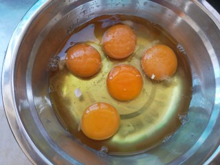 年味~树花菜蒸蛋卷,鸡蛋中加入少许盐后用筷子搅成蛋液