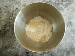 红豆包,除豆沙外 所有食材放入揉面缸 （面粉吸水性不同 水分次加入最保险）。