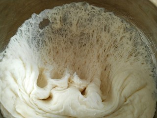 红豆包,用手扒开面团 里面成蜂窝状即可停止发酵。