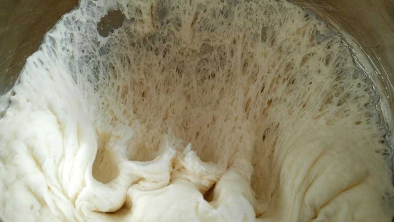 红豆包,用手扒开面团 里面成蜂窝状即可停止发酵。