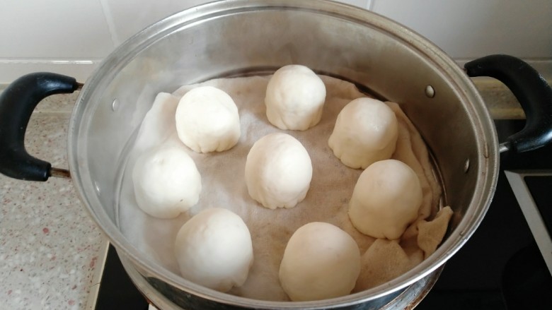 红豆包,锅内提前烧开热水 铺上屉布 把包好的豆包放入蒸锅 蒸制15分钟即可。