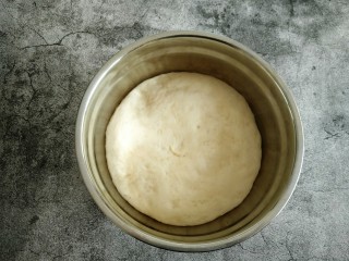 红豆包,面团发酵至原来两倍大。