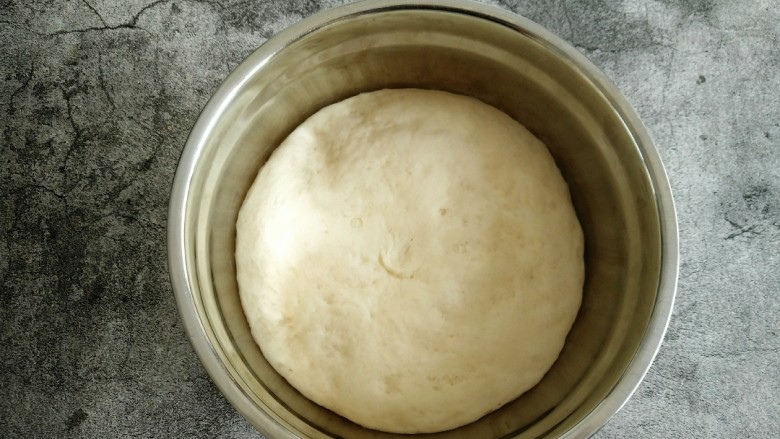 红豆包,面团发酵至原来两倍大。