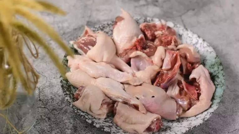 春节必须鸡鸭鱼肉，海南干煸鸭，简单又美味,鸭肉洗净切块备用