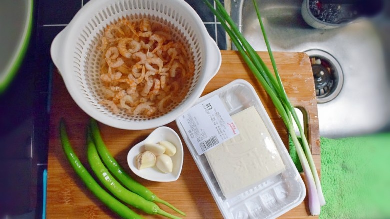 金钩海米炒豆腐,准备食材，将金钩海米提前一两个小时用水泡发。