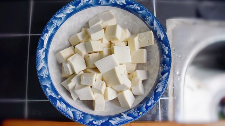金钩海米炒豆腐,将豆腐冲洗一下，切成小块。