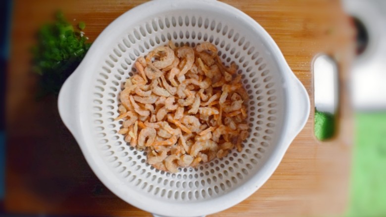 金钩海米炒豆腐,将海米洗净，并沥干水分。