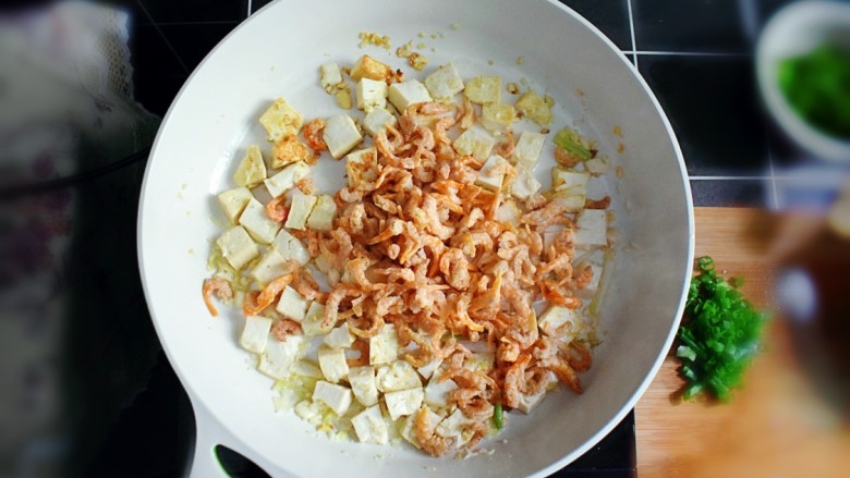 金钩海米炒豆腐,倒入海米。