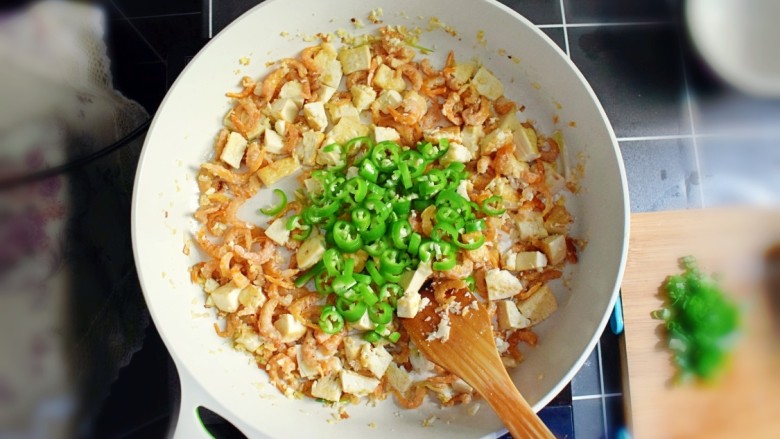 金钩海米炒豆腐,加入切好青线椒，翻炒至断生。