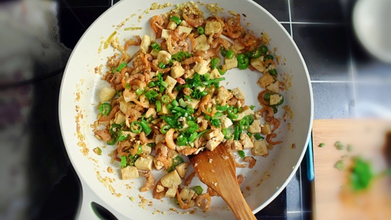 金钩海米炒豆腐,撒上葱花，再翻炒几下。