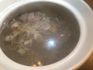 洋蔥土豆燉牛肉高湯,看一下湯梓應該是清湯底