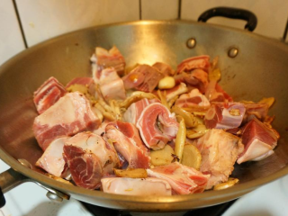 羊肉炉,放入羊肉块炒香约3分钟，再放入香菇一起拌炒。
PS.羊肉记得先退冰，冲掉血水。