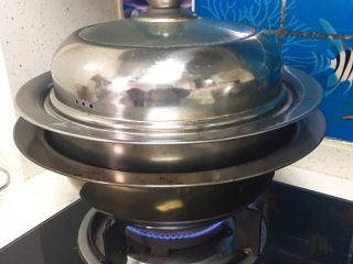 肉松蒸蛋糕,锅中加水煮沸腾，将蛋糕糊模具送入锅中，中火蒸5分钟定型。