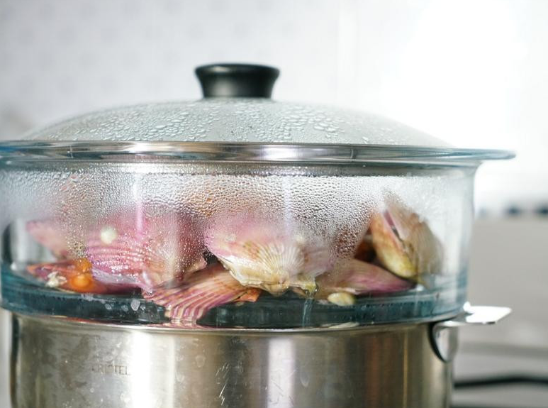 烤起司扇贝,准备一锅子水，开大火，准备蒸笼放在锅子上，然后把扇贝放在蒸架上，直至扇贝打开盖大约10分钟左右。