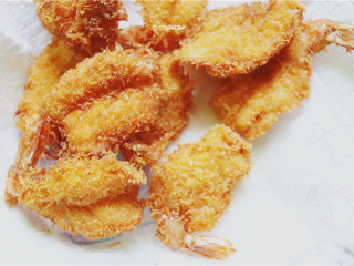 黄金蝴蝶虾,、虾肉很容易熟，不要炸很久，颜色看得出来