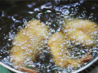 黄金蝴蝶虾,锅里放适量油，烧热后放入大虾炸至金黄色后捞出。