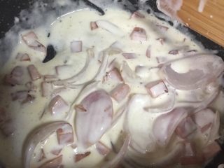 火腿奶油意面,8️⃣ 中小火煮约5分钟至汤汁浓稠。
