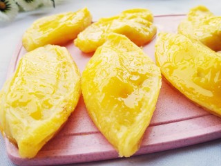 香甜酥脆的香蕉蛋挞酥,取出刷一层蛋黄液。