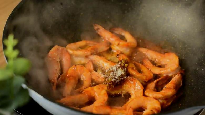 蒜蓉油焖虾，一定要多准备一点虾，不然根本不够吃,倒入蒜油加1勺糖炒匀。
