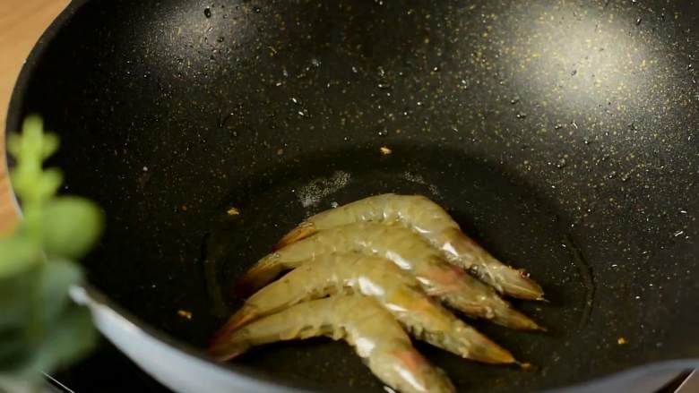 蒜蓉油焖虾，一定要多准备一点虾，不然根本不够吃,锅内留底油，小火将虾煎至变色。