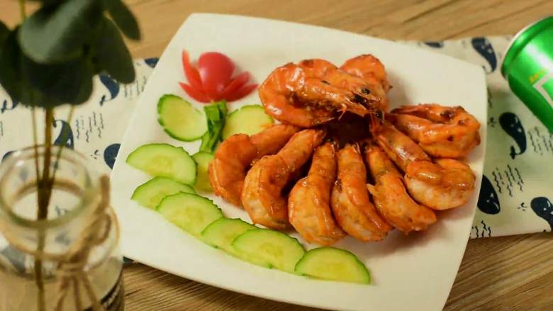 蒜蓉油焖虾，一定要多准备一点虾，不然根本不够吃,蒜蓉油焖，给你不一样的美味享受。