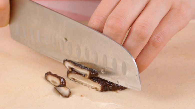 宝宝辅食天然调料 香菇粉,将泡好的香菇切薄片，不需要刀工多好，只要尽量每片薄厚差不多就可以了。