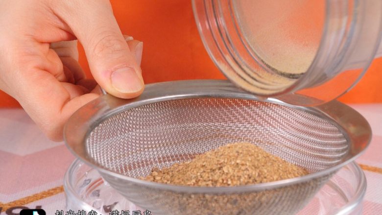 宝宝辅食天然调料 香菇粉,用细筛子，将打好的香菇粉过滤一下，粗的颗粒挑出来。