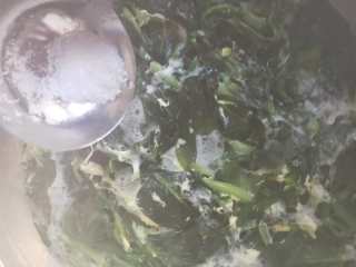 一滴油都不用的菠菜鸡蛋汤 ,等锅内水再次沸腾，慢慢倒入弄好的鸡蛋液，放入适量的盐。