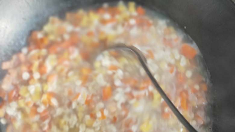 早餐必备的减肥餐------地瓜胡萝卜牛奶燕麦粥 ,倒入准备好的燕麦，用勺子不停的搅拌防止沾锅
