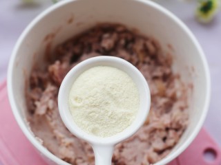 香甜软糯的芋泥肉松酥,加入澳优能力多G4奶粉拌匀。