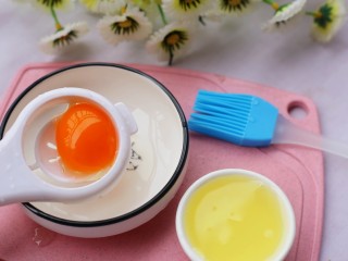 香甜软糯的芋泥肉松酥,挞酥的同时，将鸡蛋打碎取蛋黄。