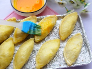 香甜软糯的芋泥肉松酥,取出刷一层蛋黄液。