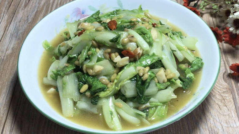 瓜子仁炝白菜,出锅装盘