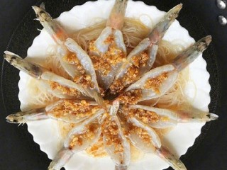 蒜蓉粉丝蒸虾,将炒香的蒜末均匀地淋在虾背上，开水上锅蒸8-10分钟。